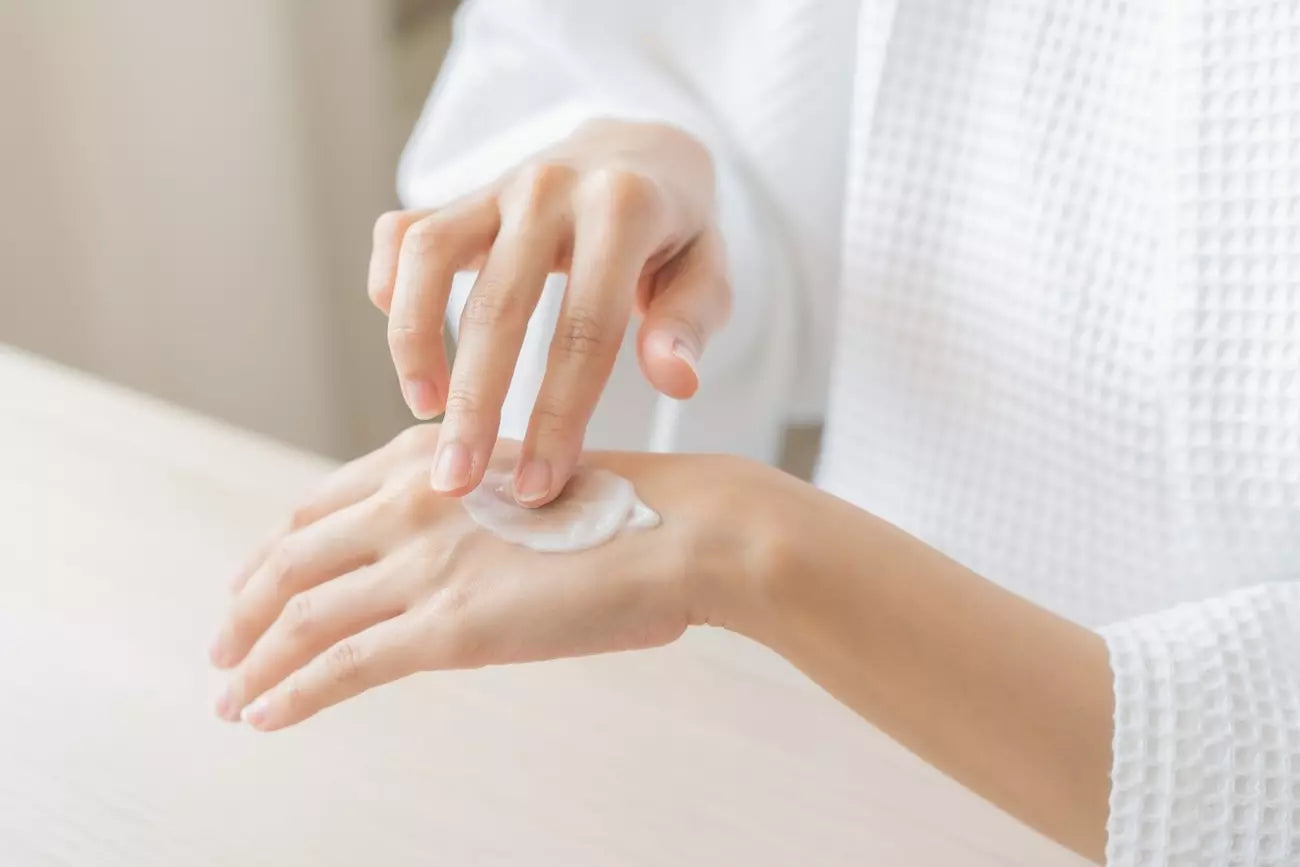 มือแห้งลอกเกิดจากอะไร ? พร้อมเผยตัวช่วยคืนความเนียนให้ผิว
